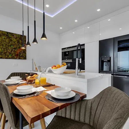 Апартаменты Luxury Sea View With Pool Макарска